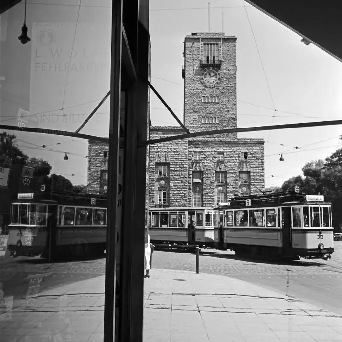 Impression encadrée : Stuttgart. La ligne de tramway No. 6 s' reflète dans la vitrine d'une épicerie Impression encadrée : Stuttgart. La ligne de tramway No. 6 s' reflète dans la vitrine d'une épicerie