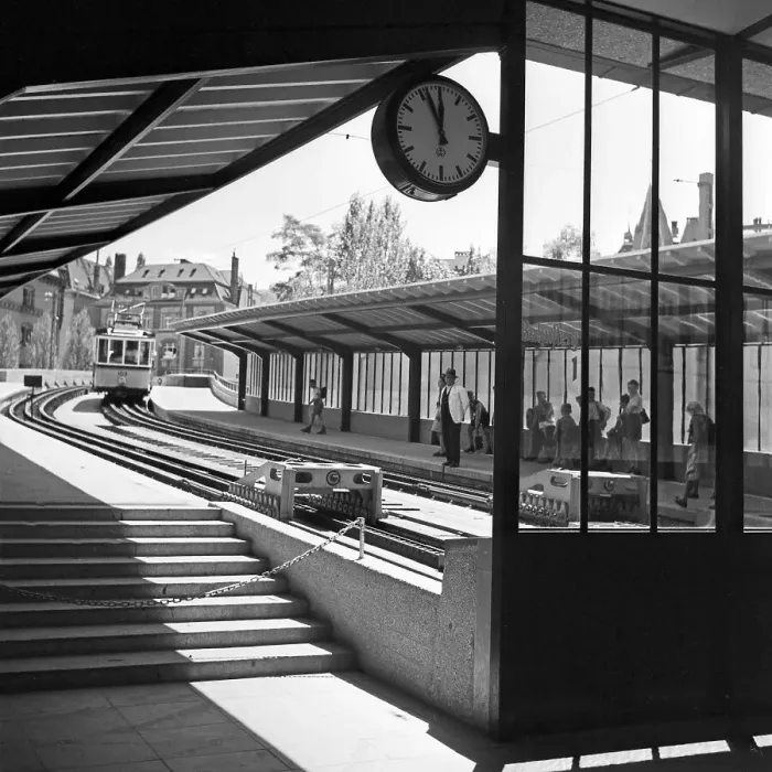 Impresión enmarcada : Stuttgart. Pasajeros esperan en el andén del estación principal de trenes en Stuttgart Impresión enmarcada : Stuttgart. Pasajeros esperan en el andén del estación principal de trenes en Stuttgart