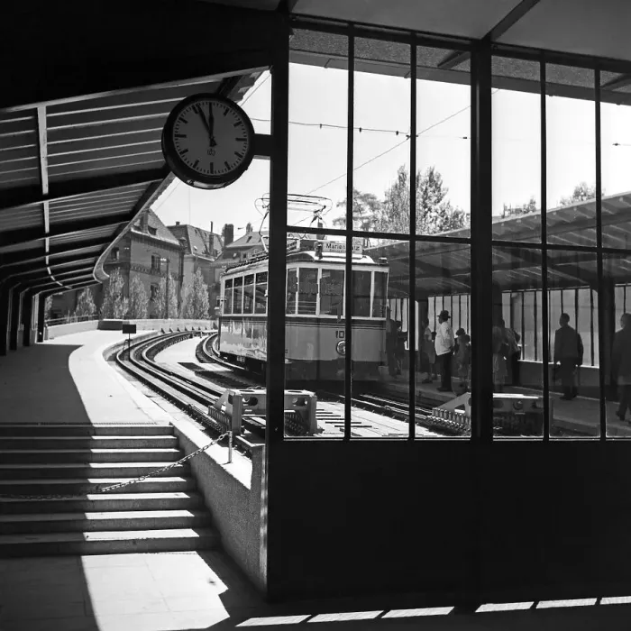 Impresión enmarcada : Stuttgart. Pasajeros esperan en el andén del estación principal de Stuttgart Impresión enmarcada : Stuttgart. Pasajeros esperan en el andén del estación principal de Stuttgart
