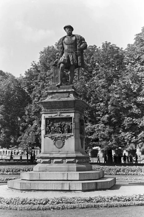Impresión enmarcada : Stuttgart. Monumento del Cristóbal de Vúrtembergo en el Platzoschloss en Estuttgart Impresión enmarcada : Stuttgart. Monumento del Cristóbal de Vúrtembergo en el Platzoschloss en Estuttgart