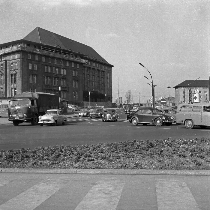 Gerahmter Druck : Stuttgart. Verkehr auf den Straßen im Stadtkern von Stuttgart Gerahmter Druck : Stuttgart. Verkehr auf den Straßen im Stadtkern von Stuttgart