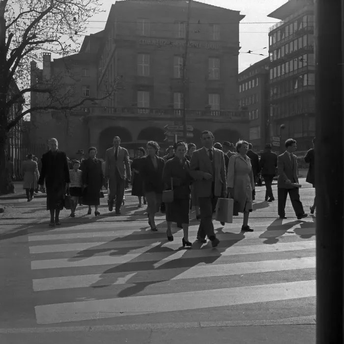 Framed Print : Stuttgart. Passanten überqueren eine Straße in der Innenstadt von Stuttgart