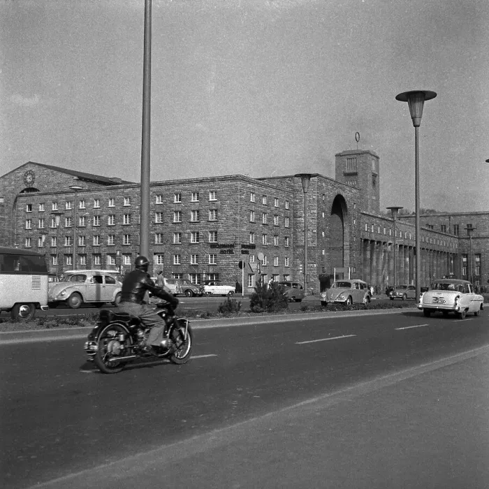 Framed Print : Stuttgart. Am Hauptbahnhof Stuttgart, Deutschland 1950er Jahre Framed Print : Stuttgart. Am Hauptbahnhof Stuttgart, Deutschland 1950er Jahre