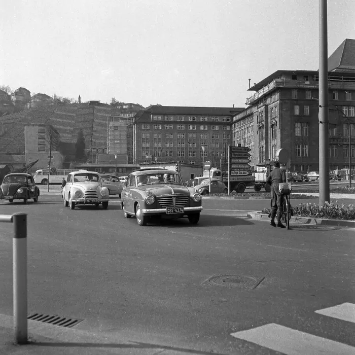 Impresión enmarcada : Stuttgart. Tráfico en la ciudad centro de Stuttgart Impresión enmarcada : Stuttgart. Tráfico en la ciudad centro de Stuttgart