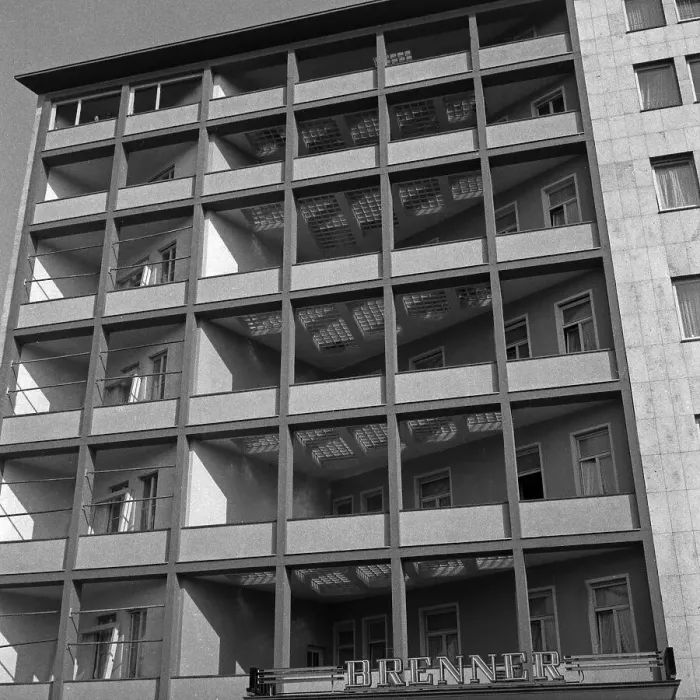 Impression encadrée : Stuttgart. Façade de haut-pavillon à Stuttgart en Allemagne dans les années 1950 Impression encadrée : Stuttgart. Façade de haut-pavillon à Stuttgart en Allemagne dans les années 1950