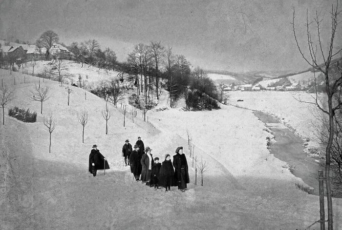 Gerahmter Druck : Sülztal. Menschen gehen Spaziergänge im eingeschneitten Sültetal bei Lindlar Gerahmter Druck : Sülztal. Menschen gehen Spaziergänge im eingeschneitten Sültetal bei Lindlar