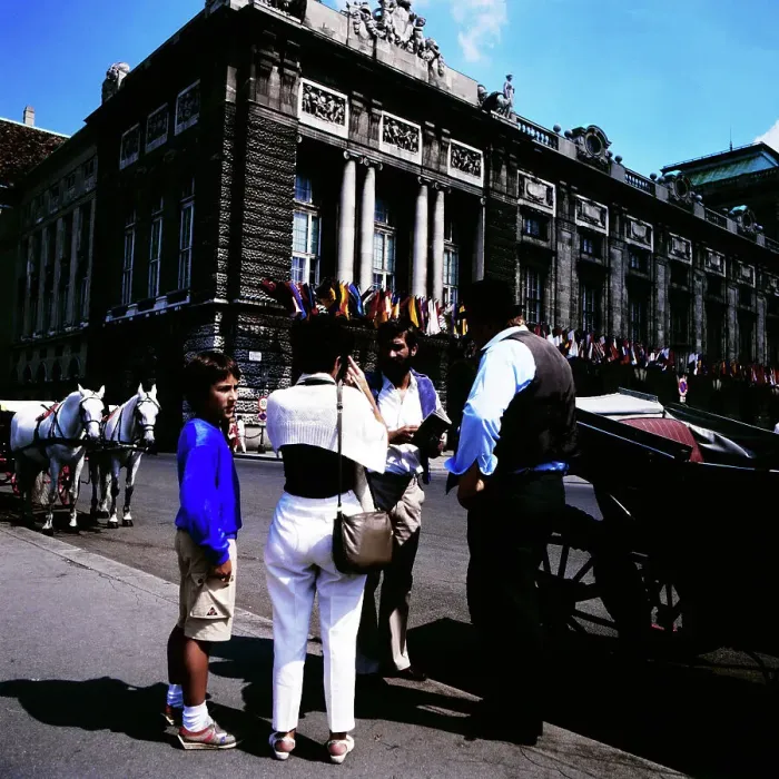 Framed Print : Wien. Touristen mieten in der Hofburg in Wien eine Fiakerrundfahrt, -sterreich um 1981