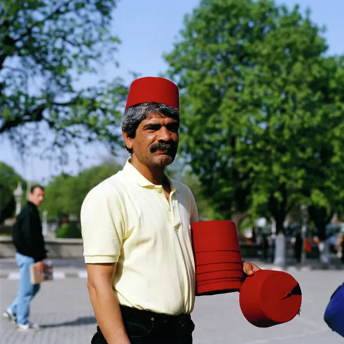 Framed Print : Türkei. Tarbusch-Verkäufer im Park an der Hagia Sofia in Istanbul, Türkei um 1988
