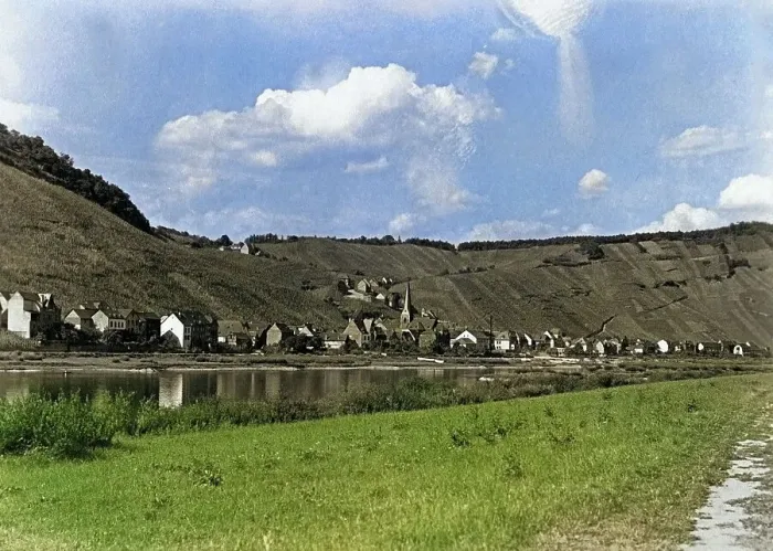 Stampa con cornice : Uerzig. Blicke sulla comunità di Uerzig lungo il fiume Mosella in Germania negli anni '30 Stampa con cornice : Uerzig. Blicke sulla comunità di Uerzig lungo il fiume Mosella in Germania negli anni '30