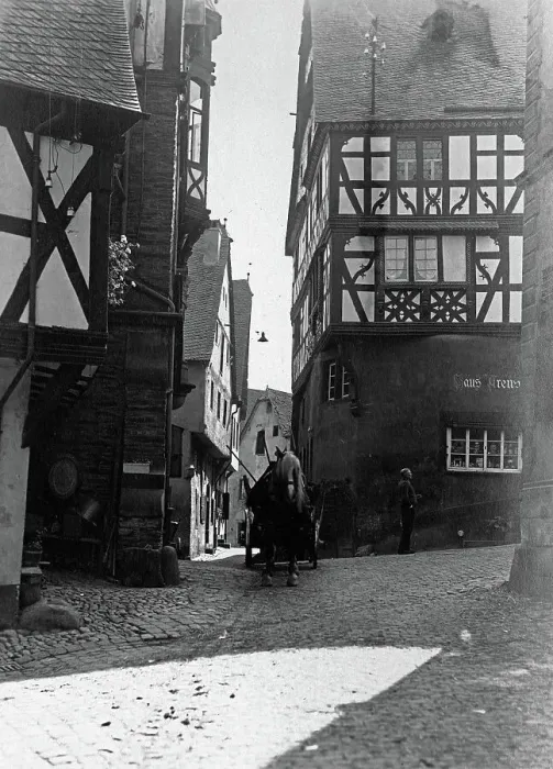 Framed Print : Uerzig. Altes Fachwerkhaus Haus Arens in Uerzig an der Mosel, Deutschland 1930er Jahre Framed Print : Uerzig. Altes Fachwerkhaus Haus Arens in Uerzig an der Mosel, Deutschland 1930er Jahre