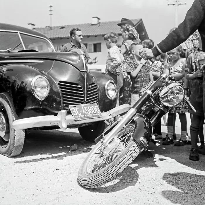 Impression encadrée : Unfall. Un véhicule militaire des troupes alliées américaines est impliqué