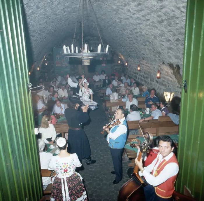 Framed Print : Ungarn. Ein Folkloreabend mit ungarischer Volksmusik, Ungarn 1984 Framed Print : Ungarn. Ein Folkloreabend mit ungarischer Volksmusik, Ungarn 1984