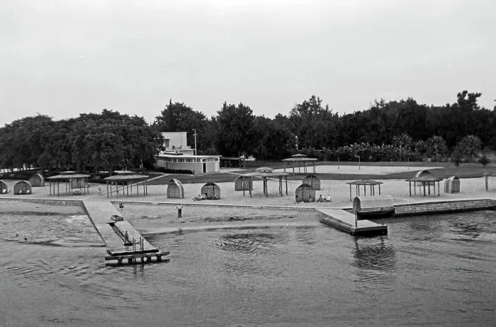 Stampa con cornice : In viaggio sul canale di Suez, accanto a una marina presso Ismailia. Stampa con cornice : In viaggio sul canale di Suez, accanto a una marina presso Ismailia.