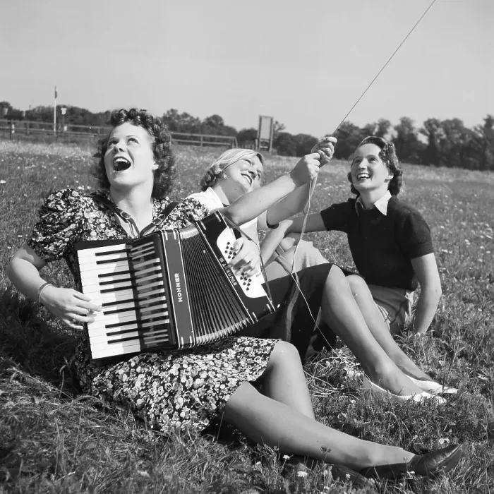 Gerahmter Druck : Urlaub. Dreien Frauen im Klavierspielen auf einer Akkordioninstrumente Gerahmter Druck : Urlaub. Dreien Frauen im Klavierspielen auf einer Akkordioninstrumente