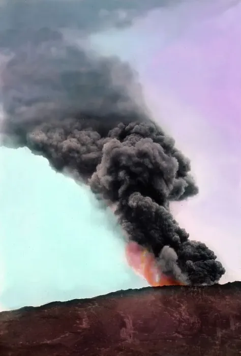 Stampa con cornice : Una colonna di fumo enorme esce da un vulcano.