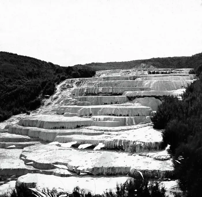 Gerahmter Druck : Vulkanismus Sinterterrassen in Neuseeland, 1920er Jahre Gerahmter Druck : Vulkanismus Sinterterrassen in Neuseeland, 1920er Jahre