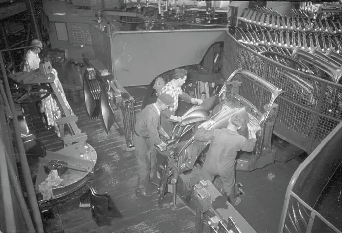 Stampa con cornice : Volkswagen Fabbrica di Wolfsburg, 1962. Assemblaggio della parte anteriore della carrozzeria in pressa ad arco. Produzione del Volkswagen Käfer nel 1962 a Wolfsburg / Germania