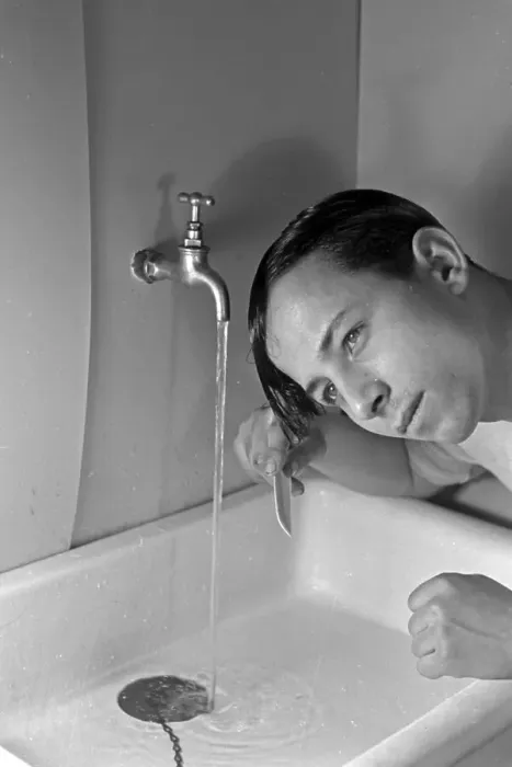 Impression encadrée : Un homme se lavant le visage au réveil, Allemagne 1930.