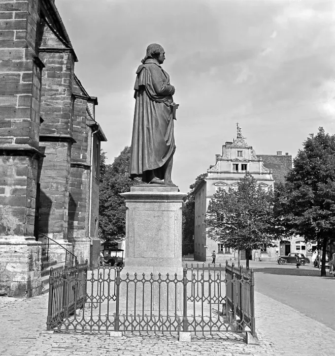Stampa con cornice : Weimar. Il monumento al poeta tedesco Giovanni Gottfried Herder davanti Stampa con cornice : Weimar. Il monumento al poeta tedesco Giovanni Gottfried Herder davanti
