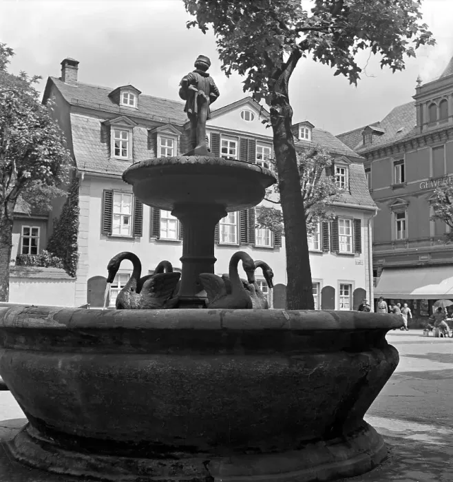 Impression encadrée : Weimar. Le maison natale du poète allemand Friedrich Schiller à Weimar Impression encadrée : Weimar. Le maison natale du poète allemand Friedrich Schiller à Weimar