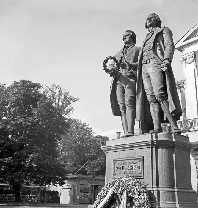 Framed Print : Weimar. Das Goethe Schiller Denkmal vor dem Nationaltheater in Weimar Framed Print : Weimar. Das Goethe Schiller Denkmal vor dem Nationaltheater in Weimar