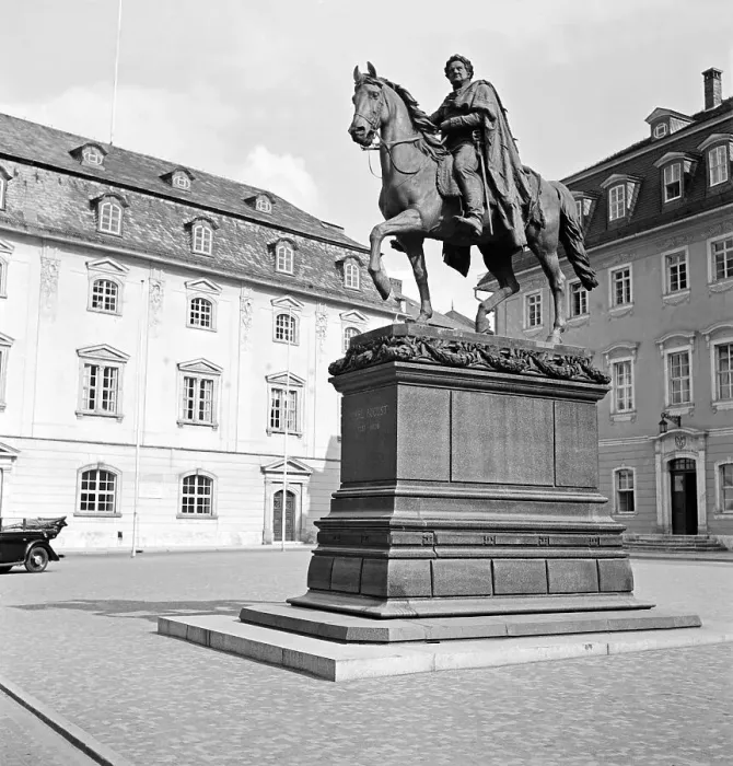 Impression encadrée : Weimar. Le monumens du comte de Saxe-Weimarer en Allemagne au debut des annees trente Impression encadrée : Weimar. Le monumens du comte de Saxe-Weimarer en Allemagne au debut des annees trente