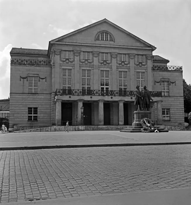 Impresión enmarcada : Weimar. El Teatro Nacional de Weimar con el Monumento a Goethe y Schiller delante Impresión enmarcada : Weimar. El Teatro Nacional de Weimar con el Monumento a Goethe y Schiller delante