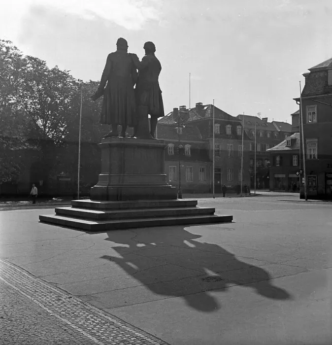 Framed Print : Weimar. Das Goethe Schiller Denkmal vor dem Natinaltheater in Weimar Framed Print : Weimar. Das Goethe Schiller Denkmal vor dem Natinaltheater in Weimar