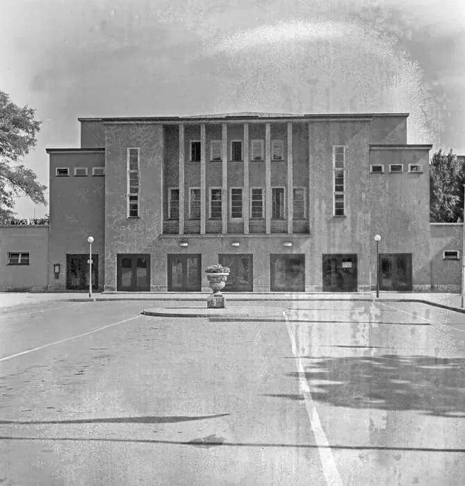 Stampa con cornice : Weimar. La vecchia sala di concerto della città di Weimarer, Germania negli anni '30 Stampa con cornice : Weimar. La vecchia sala di concerto della città di Weimarer, Germania negli anni '30