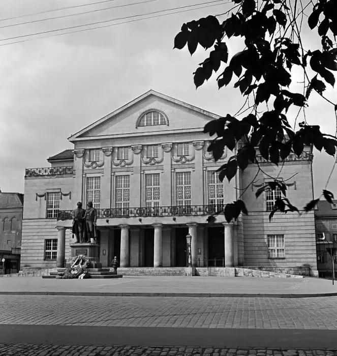 Stampa con cornice : Weimar. Il Monumento a Goethe e Schiller davanti al Teatro Nazionale di Stampa con cornice : Weimar. Il Monumento a Goethe e Schiller davanti al Teatro Nazionale di