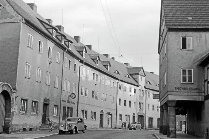 Framed Print : Weimar. Unterwegs in den Straßen von Weimar, Deutschland 1950 Framed Print : Weimar. Unterwegs in den Straßen von Weimar, Deutschland 1950
