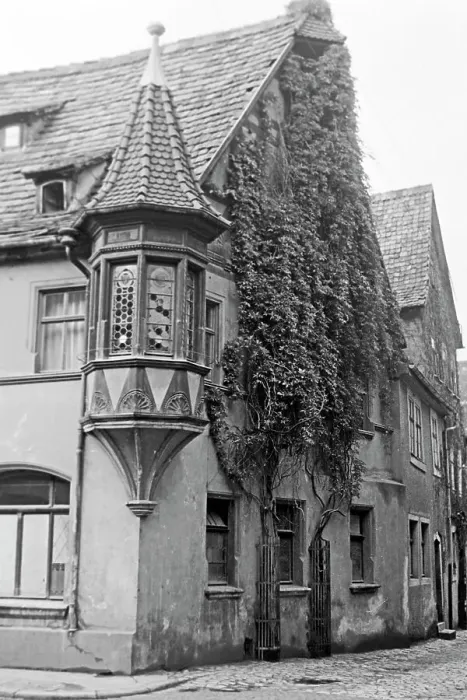 Framed Print : Weimar. Unterwegs in den Straßen von Weimar, Deutschland 1950 Framed Print : Weimar. Unterwegs in den Straßen von Weimar, Deutschland 1950
