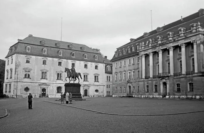 Framed Print : Weimar. Carl August Reiterdenkmal vor der Herzogin Anna Amalia Bibliothek Framed Print : Weimar. Carl August Reiterdenkmal vor der Herzogin Anna Amalia Bibliothek