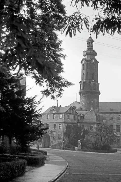 Framed Print : Weimar. Stadtschloss mit Schlossturm in der Stadtmitte von Weimar, Deutschland 1950 Framed Print : Weimar. Stadtschloss mit Schlossturm in der Stadtmitte von Weimar, Deutschland 1950