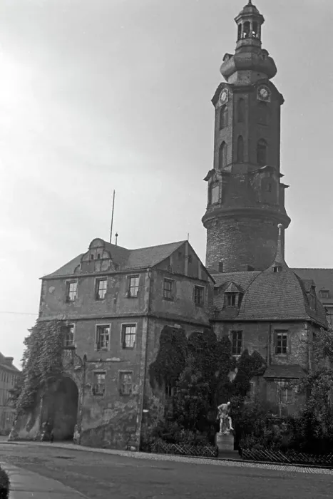 Framed Print : Weimar. Stadtschloss mit Schlossturm in der Stadtmitte von Weimar, Deutschland 1950