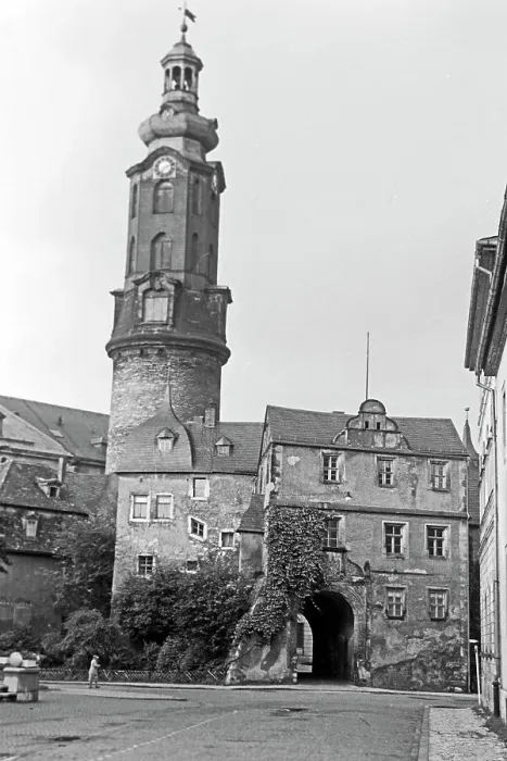 Impresión enmarcada : Weimar. Castillo de la ciudad con torre del reloj en el centro urbano de Weimar Impresión enmarcada : Weimar. Castillo de la ciudad con torre del reloj en el centro urbano de Weimar