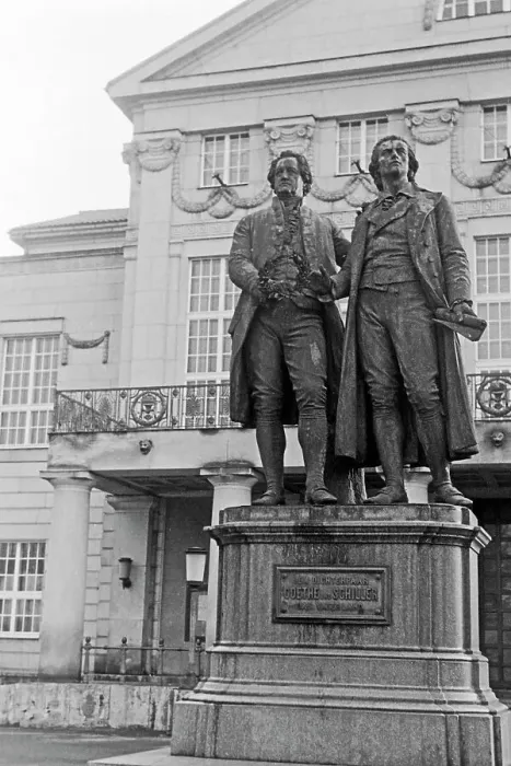 Impresión enmarcada : Weimar. El Monumento a Goethe y Schiller frente al Teatro Nacional en Weimar