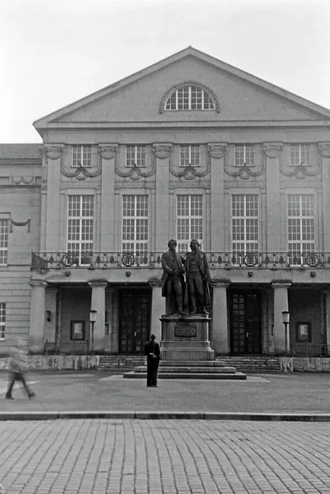 Impresión enmarcada : Weimar. El Monumento a Goethe y Schiller frente al Teatro Nacional en la ciudad de Weimar Impresión enmarcada : Weimar. El Monumento a Goethe y Schiller frente al Teatro Nacional en la ciudad de Weimar