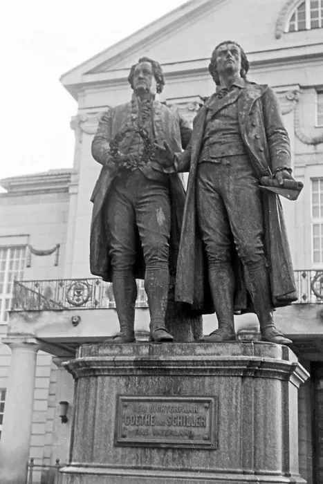 Impression encadrée : Weimar. Le Monument à Goethe et à Schiller devant le Théâtre National de Impression encadrée : Weimar. Le Monument à Goethe et à Schiller devant le Théâtre National de