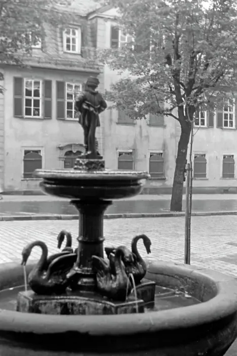 Framed Print : Weimar. Gänsemädchenbrunnen in der Schillerstraße in Weimar, Deutschland 1950 Framed Print : Weimar. Gänsemädchenbrunnen in der Schillerstraße in Weimar, Deutschland 1950