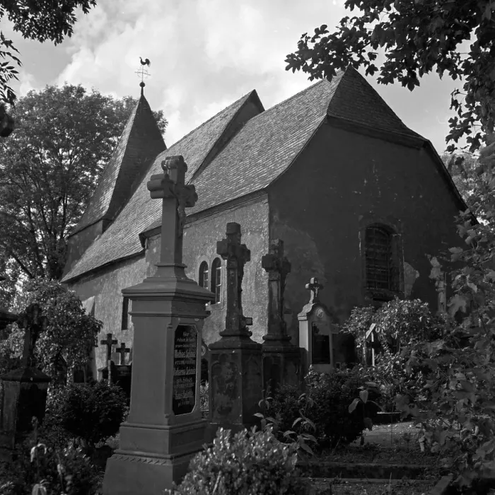 Gerahmter Druck : Weinfeld. Ein Blick auf die Kirche und den Friedhof im Dorf Weinfeld nahe