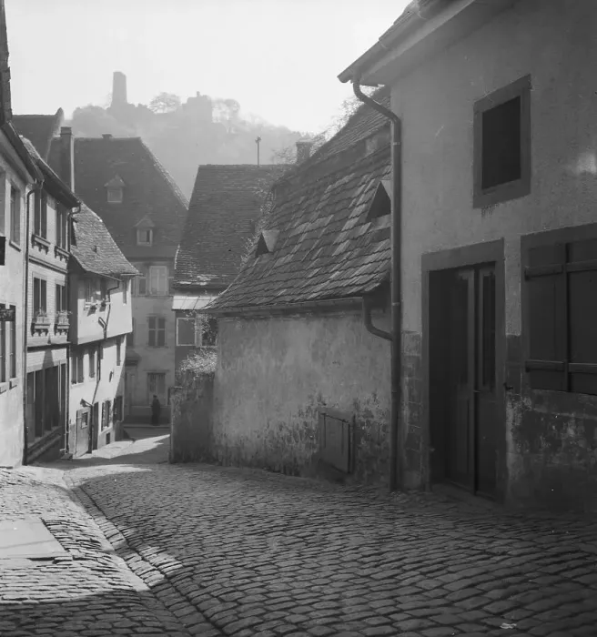 Stampa con cornice : Weinheim. Casa e gallerie a Weinheim con vista sulla Burg Windeck, Germania anni '30
