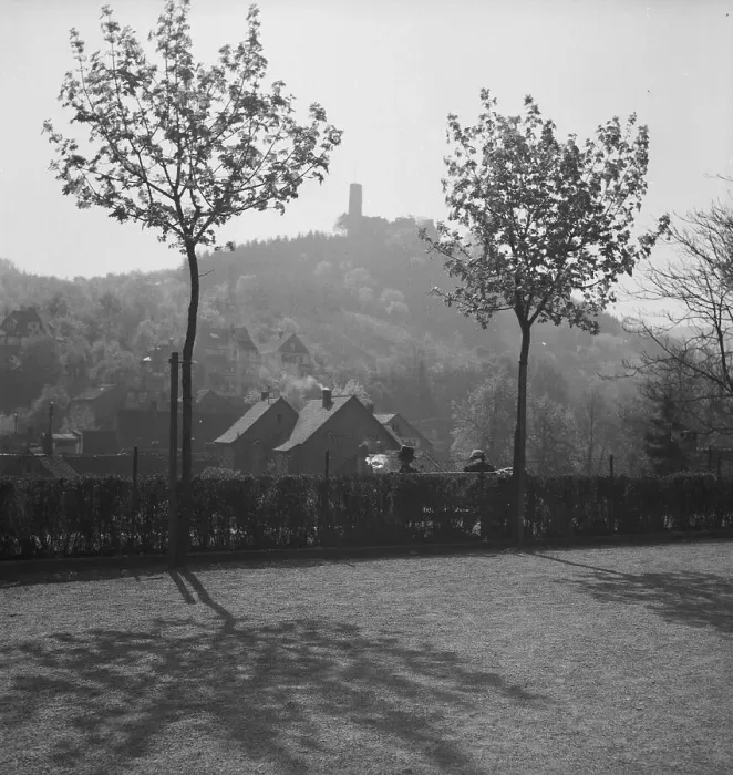 Impression encadrée : Weinheim. Vue sur la forteresse de Windeck à Weinheim en Allemagne dans les années 1930 Impression encadrée : Weinheim. Vue sur la forteresse de Windeck à Weinheim en Allemagne dans les années 1930