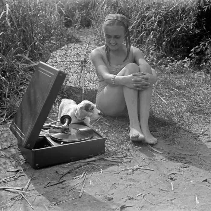 Impression encadrée : Werbefoto. Photo publicitaire : une jeune femme assise avec un chien et Impression encadrée : Werbefoto. Photo publicitaire : une jeune femme assise avec un chien et