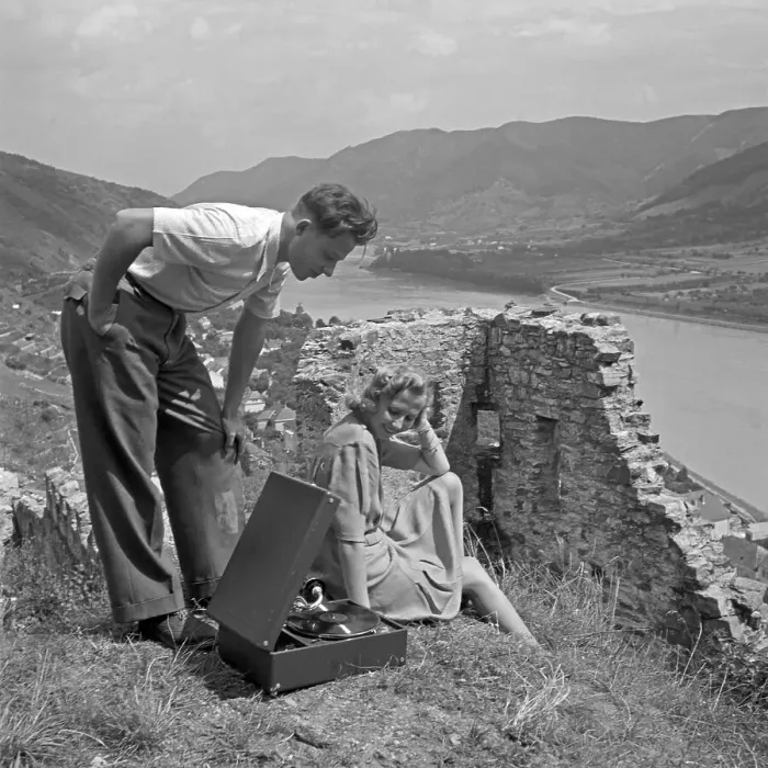 Framed Print : Werbung. Eine junge Frau und ein junger Mann mit dem Electrola Koffer Grammofon Framed Print : Werbung. Eine junge Frau und ein junger Mann mit dem Electrola Koffer Grammofon
