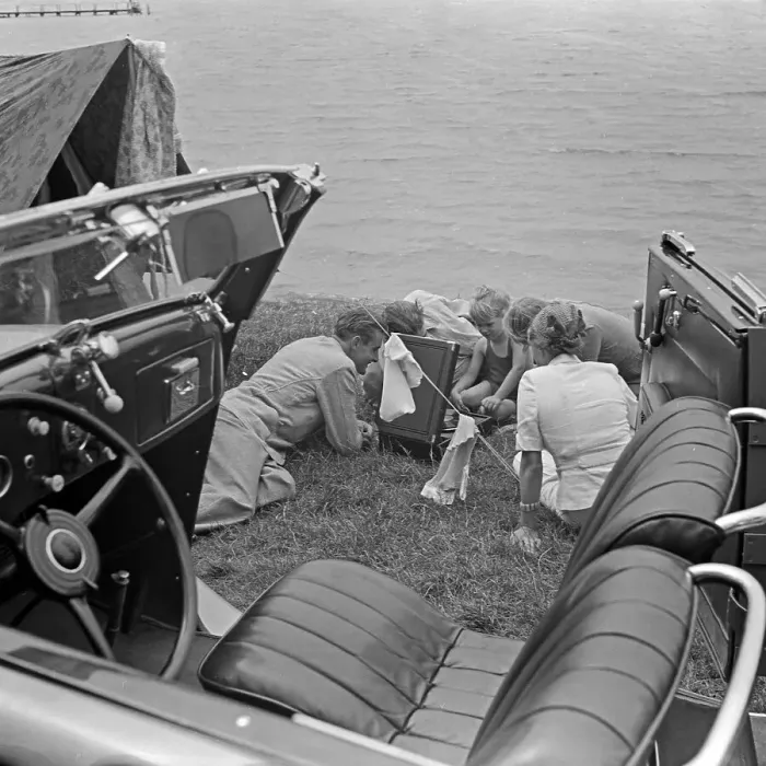 Framed Print : Werbung. Campingausflug mit einem Ford V8 Cabrio ans Ufer eines Sees