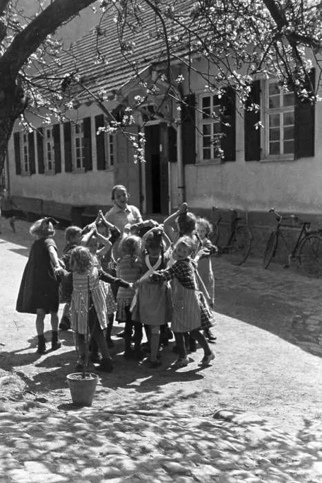 Framed Print : Wildbad. Eine Schulklasse im Schwarzwald, Deutsches Reich 1930er Jahre Framed Print : Wildbad. Eine Schulklasse im Schwarzwald, Deutsches Reich 1930er Jahre
