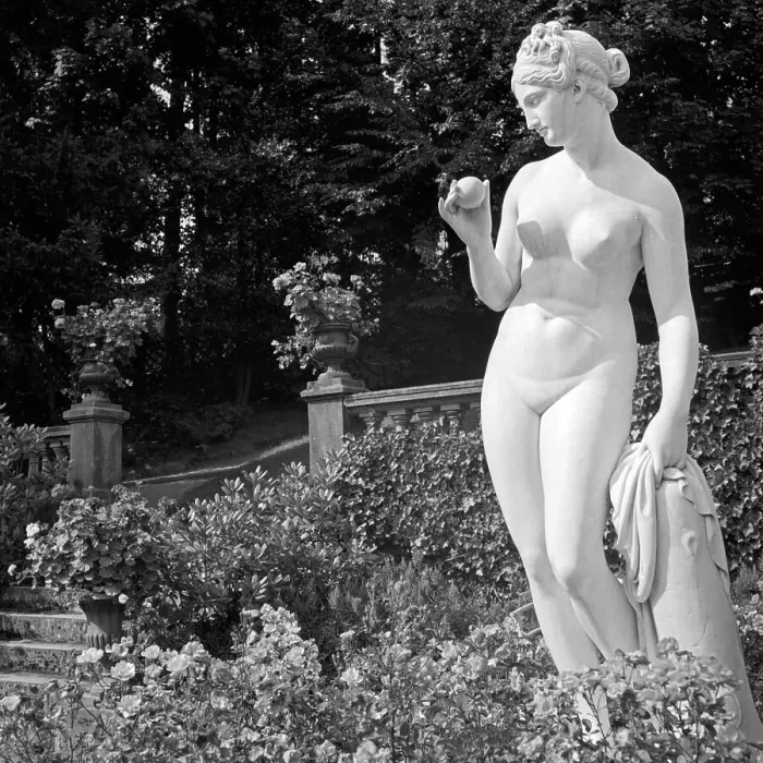 Framed Print : Wildbad. Frauenstatue gegenüber der Stadt Wildbad im Schwarzwald, Deutschland 1930er Jahre Framed Print : Wildbad. Frauenstatue gegenüber der Stadt Wildbad im Schwarzwald, Deutschland 1930er Jahre