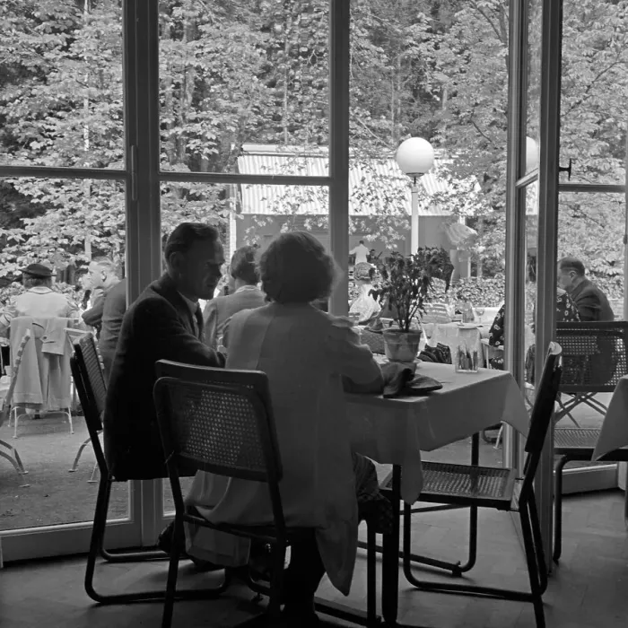 Gerahmter Druck : Wildbad. Ein Paar sitzt an einem Tisch im Restaurant in Wildbad im Schwarzwald