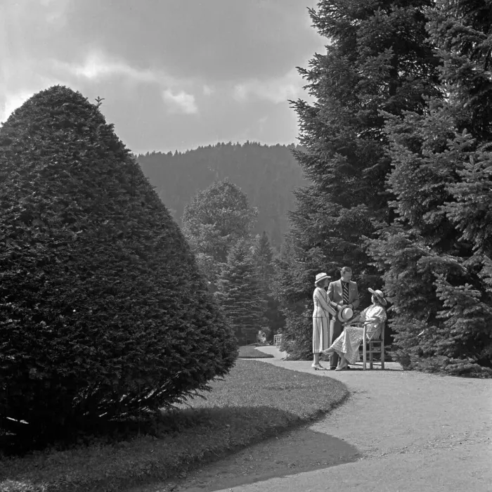 Impression encadrée : Wildbad. Un homme et deux femmes dans un parc à Wildbad en Forêt Noire Impression encadrée : Wildbad. Un homme et deux femmes dans un parc à Wildbad en Forêt Noire